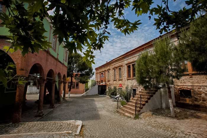 Ayvalık Küçükköy gezi rehberi: Yeniçarohori sanat köyü